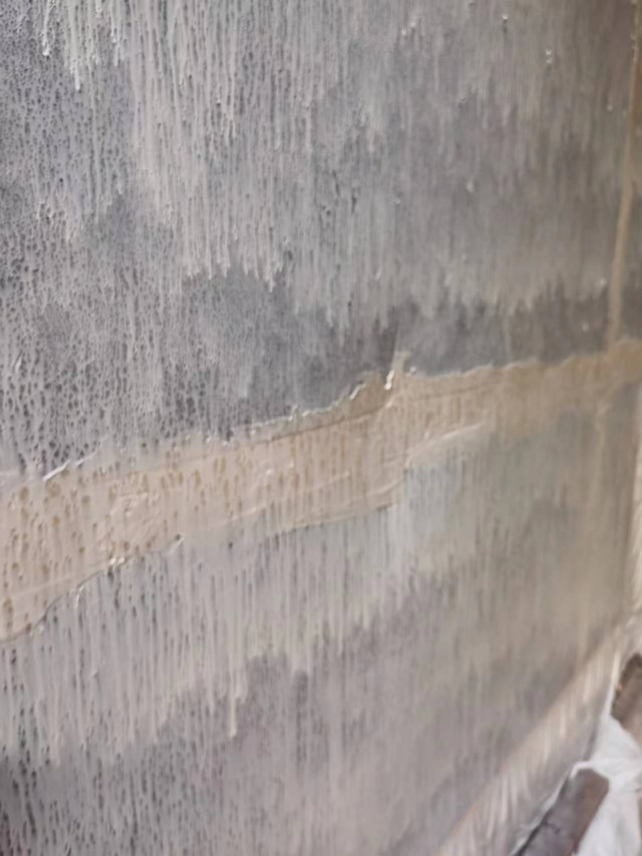 底漆說：別看我丑我真的能滲、能封、很牢固